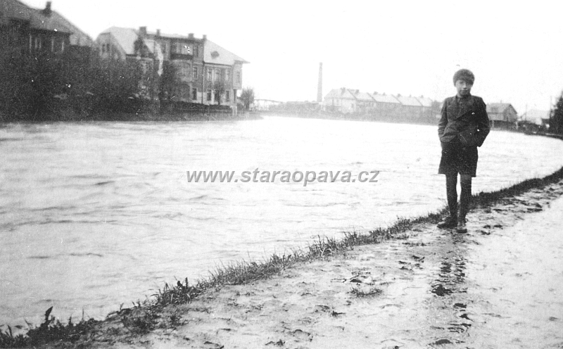 1940 (5).jpg - Povodně 1940 - pohled z parčíku u dnešní Kašpárkovy Hasičárny směrem k mostu na Pekařské ulici.